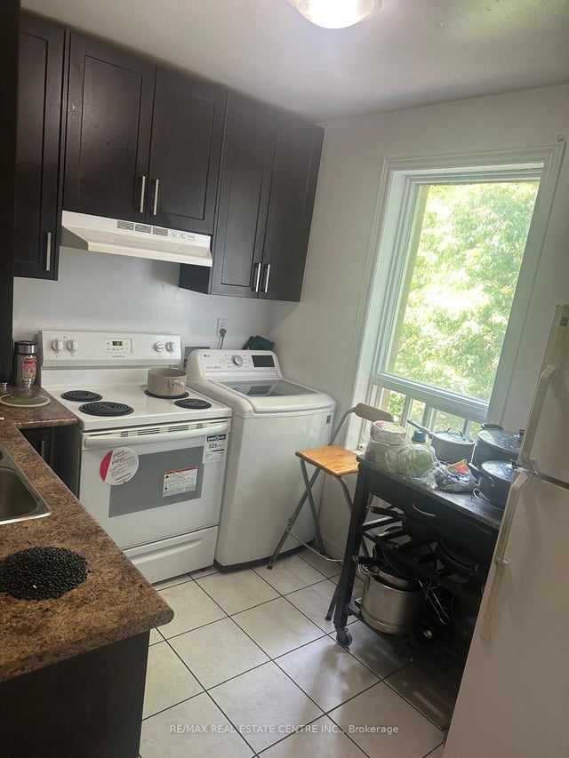 6 Ray Avenue, Toronto W04