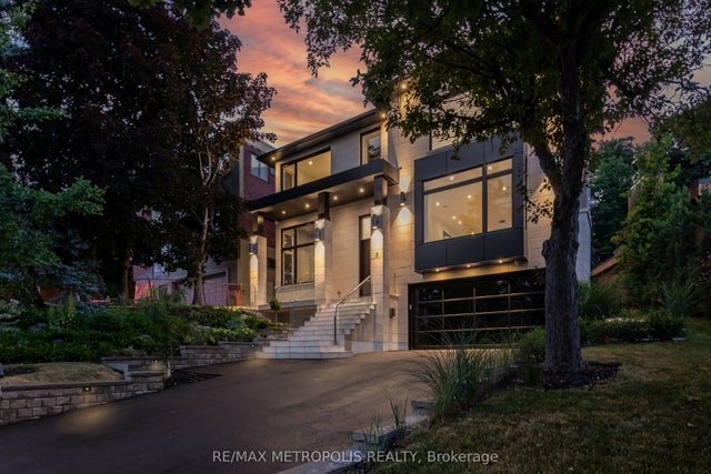12 Bearwood Drive, Toronto W08