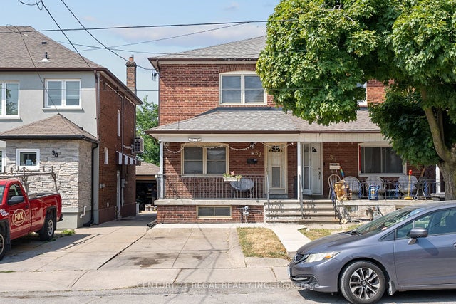 32 Chamberlain Avenue, Toronto W04