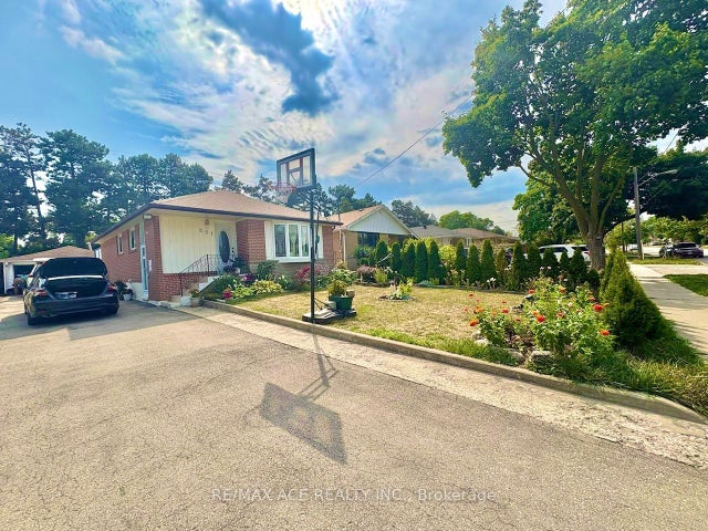 251 Taysham Crescent Bsmt, Toronto W10