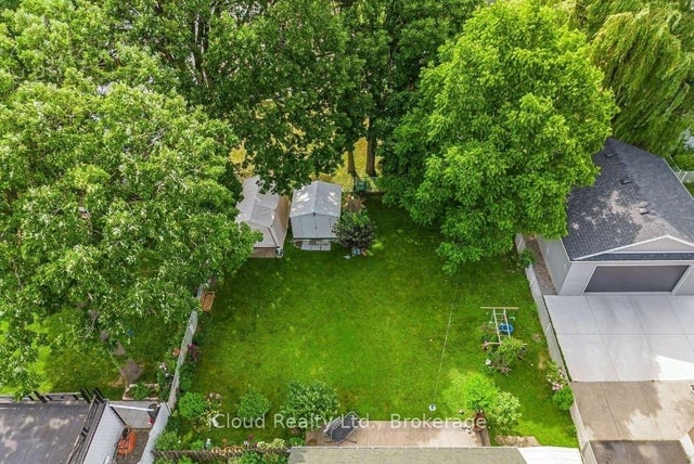 215 Elmwood Crescent, Milton
