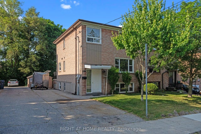 154 Edinborough Court, Toronto W03