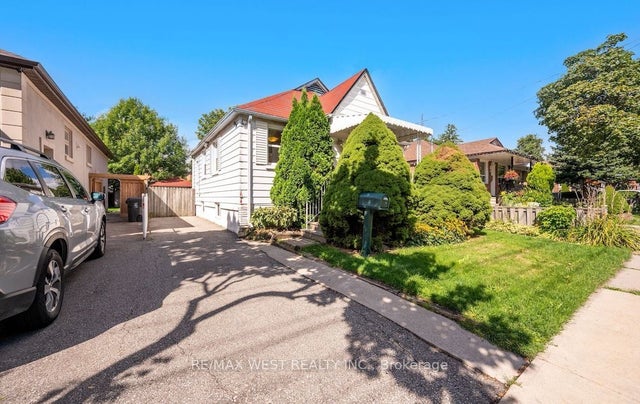 6 Robindale Avenue, Toronto W06