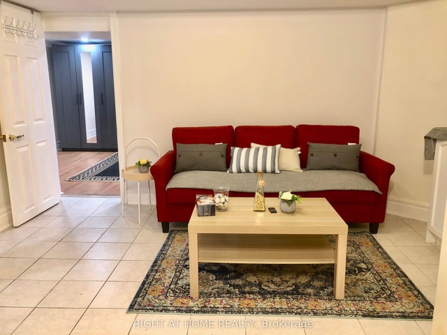 289 Laurentian Avenue Room#b, Mississauga