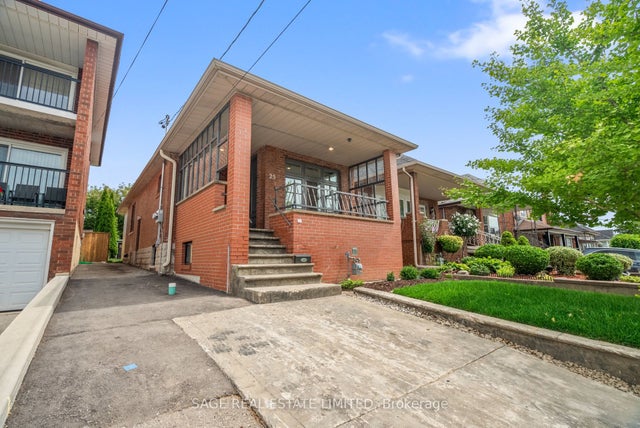 25 Chamberlain Avenue, Toronto W04