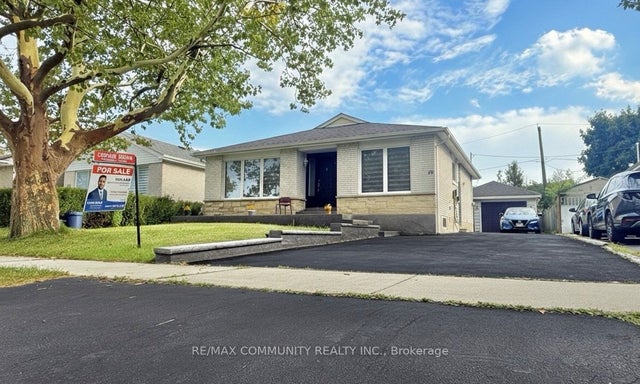 15 Strathavon Drive, Toronto W10