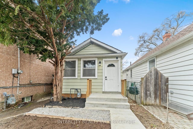 68 Greendale Avenue, Toronto W03