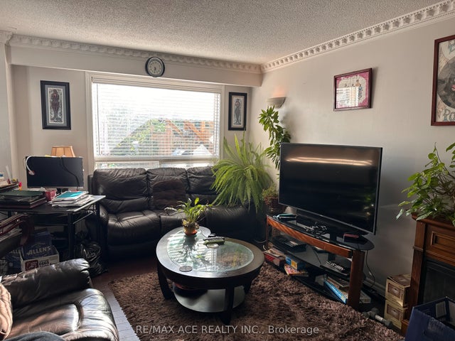 247 Royal Salisbury Way, Brampton