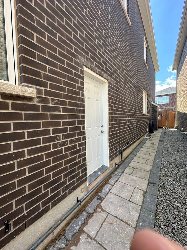 1392 Sycamore Garden N/a Bsmt, Milton