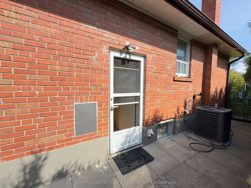 4 Fondy Court, Toronto W10