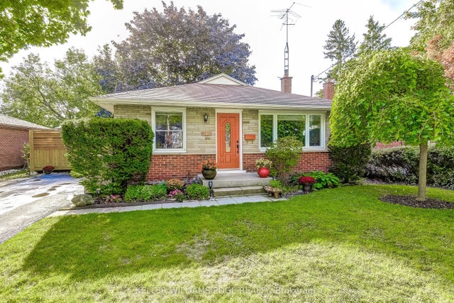 1216 De Quincy Crescent, Burlington