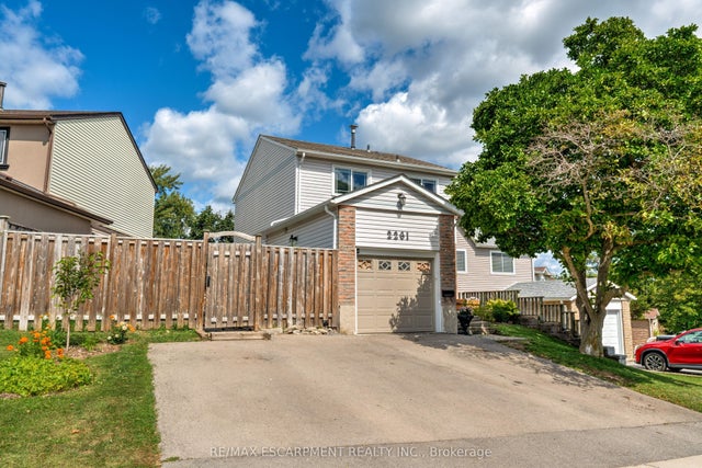 2261 Leominster Drive, Burlington