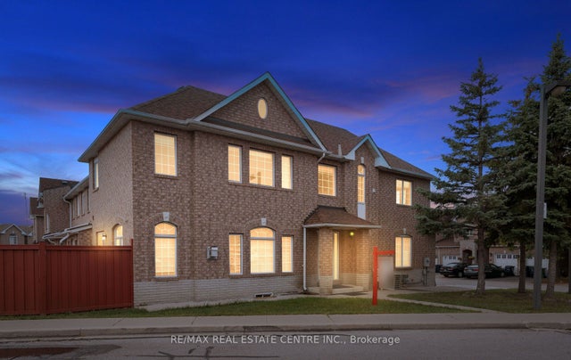 32 Viewcrest Circle 32, Toronto W10