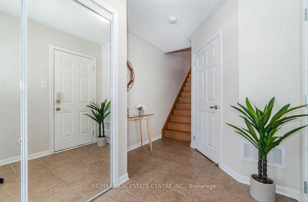 271 Woodley Crescent S, Milton