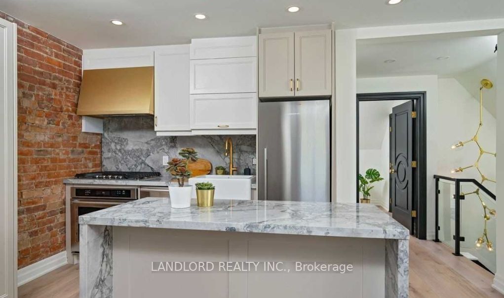 121 Sorauren Avenue 3, Toronto W01