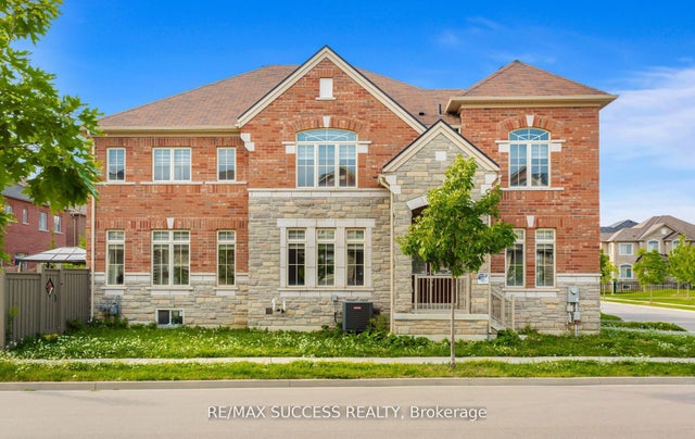 1554 Devine Point, Milton
