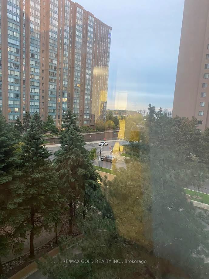 135 Hillcrest Avenue 502, Mississauga