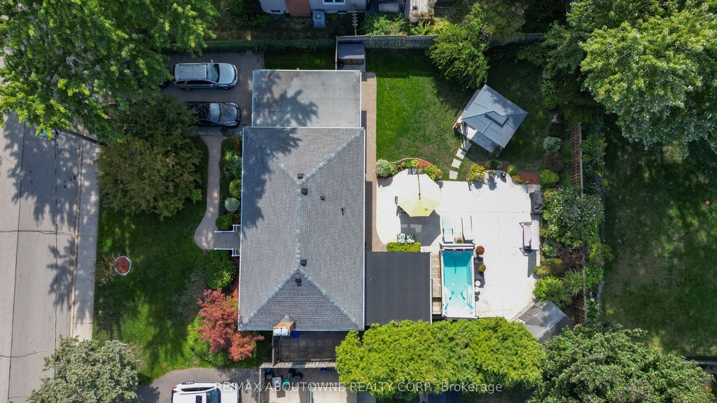 2105 Maplewood Drive, Burlington