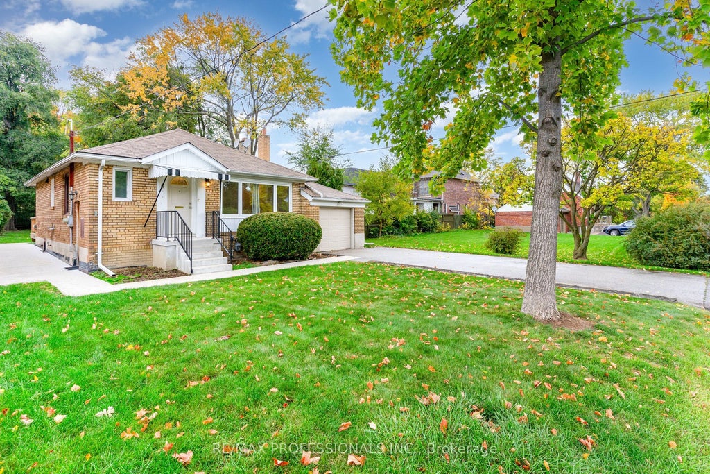 6 Saralou Court, Toronto W08