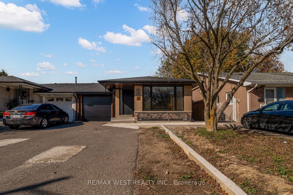 152 Clarence Street Main, Brampton