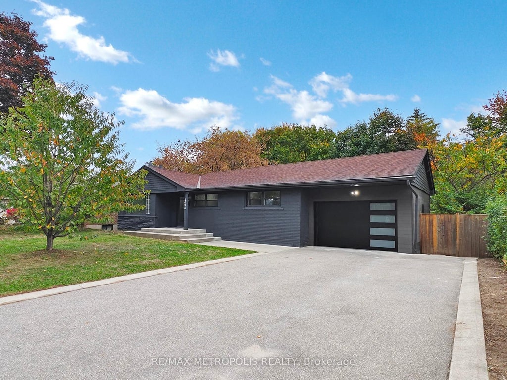 2098 Maplewood Drive, Burlington