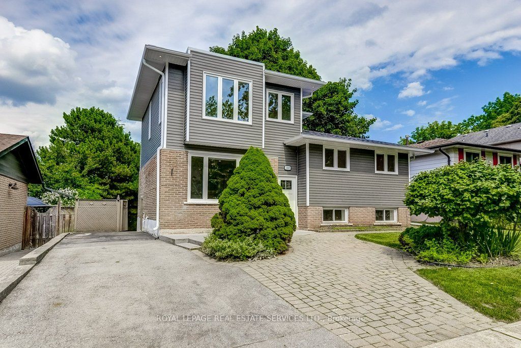 1217 Oxford Avenue, Oakville