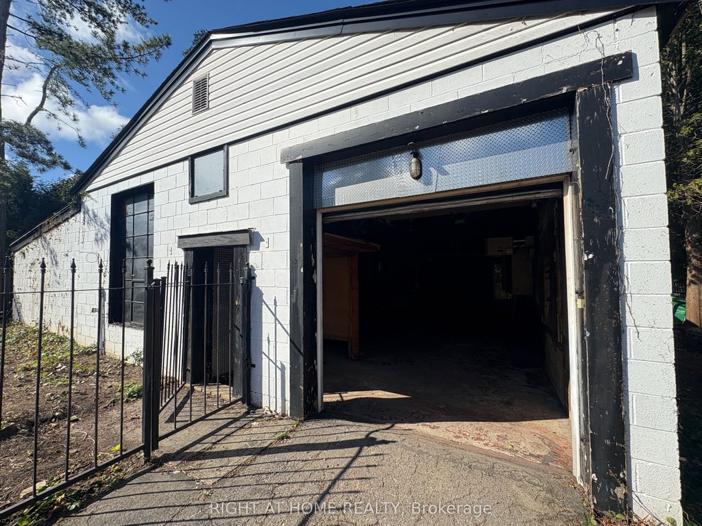 779 Indian Road Garage, Mississauga