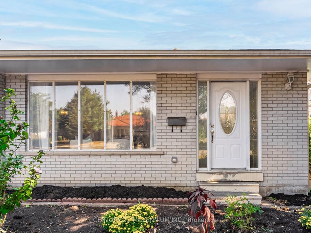 986 Mcbride Avenue, Mississauga