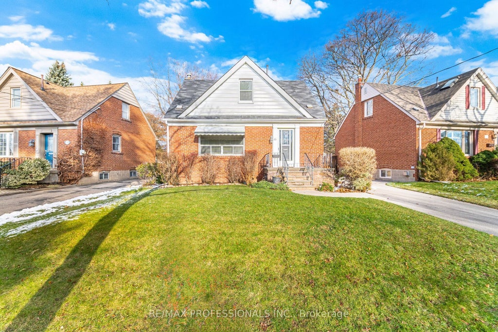 35 Westleigh Crescent, Toronto W06