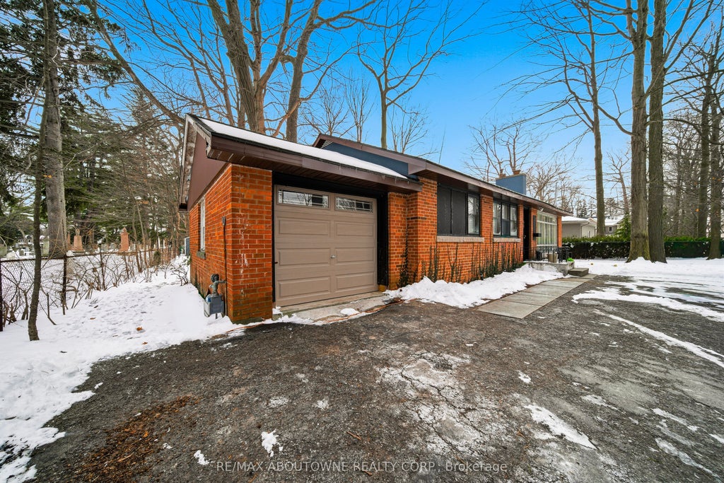 276 Lakeshore Road W, Oakville