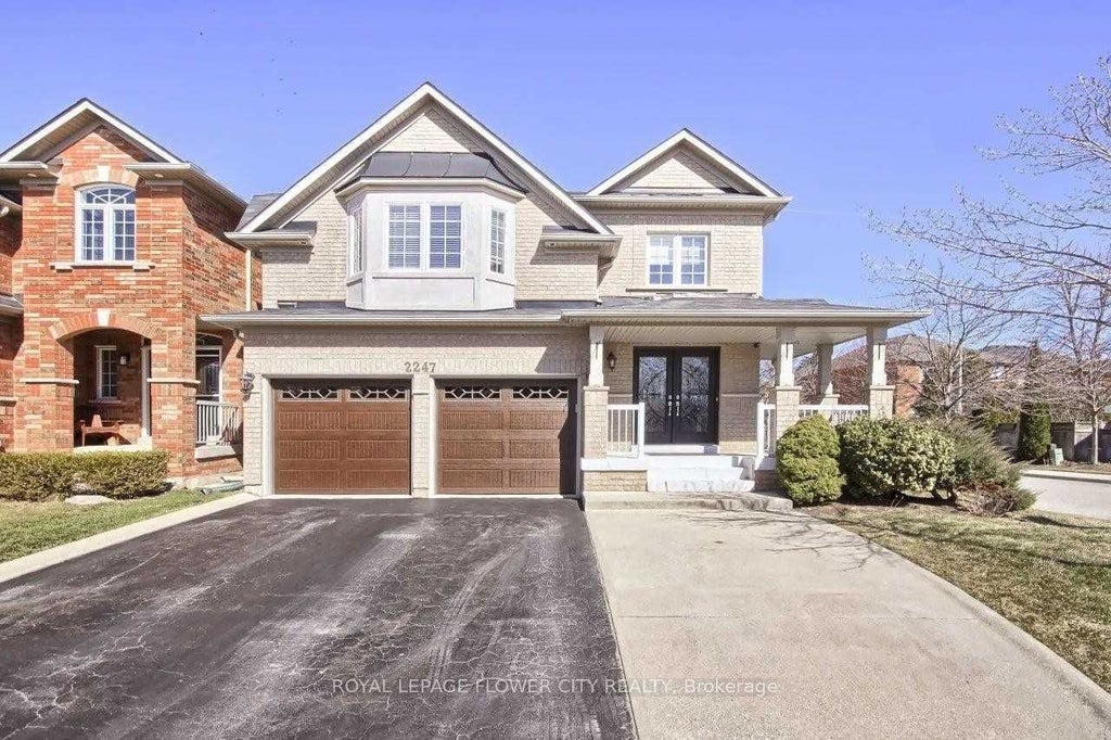 2247 Empire Crescent W, Burlington