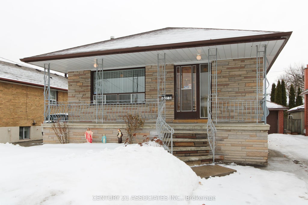 421 Lanor Avenue, Toronto W06