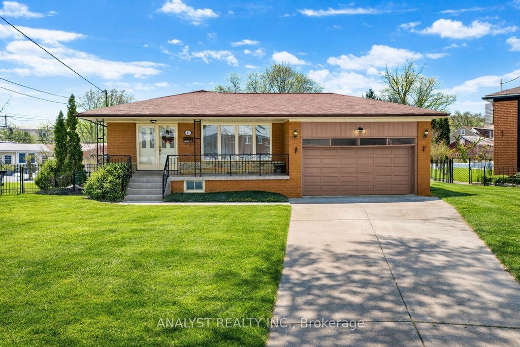 15 Debby Court, Toronto W04