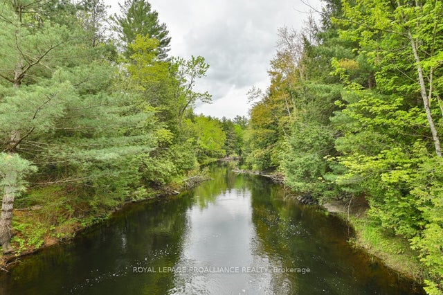 8 Clark Line Road, Addington Highlands