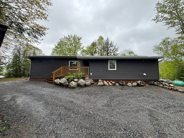 92 Swords Road Bachelor, Whitestone