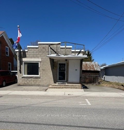 8 Main Street N, Rideau Lakes