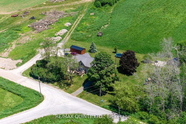 2 Baitleys Road, Prince Edward County