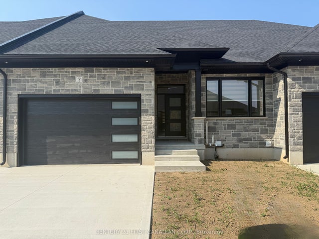 32 Postma Crescent 7, North Middlesex