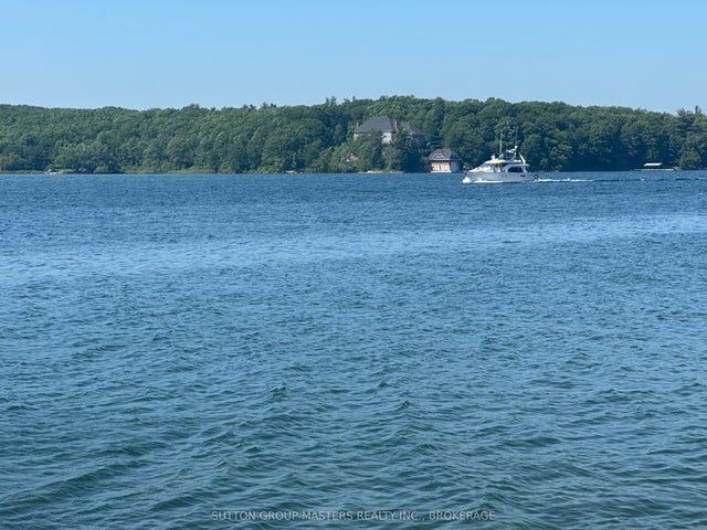 641 North Shore Road, Frontenac Islands