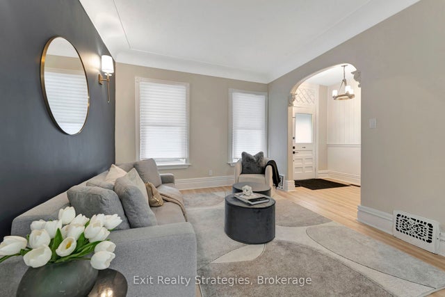142 Sanford Avenue N, Hamilton