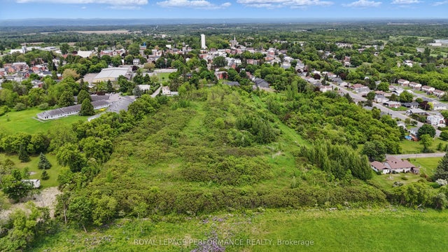 O Union Street W, Champlain