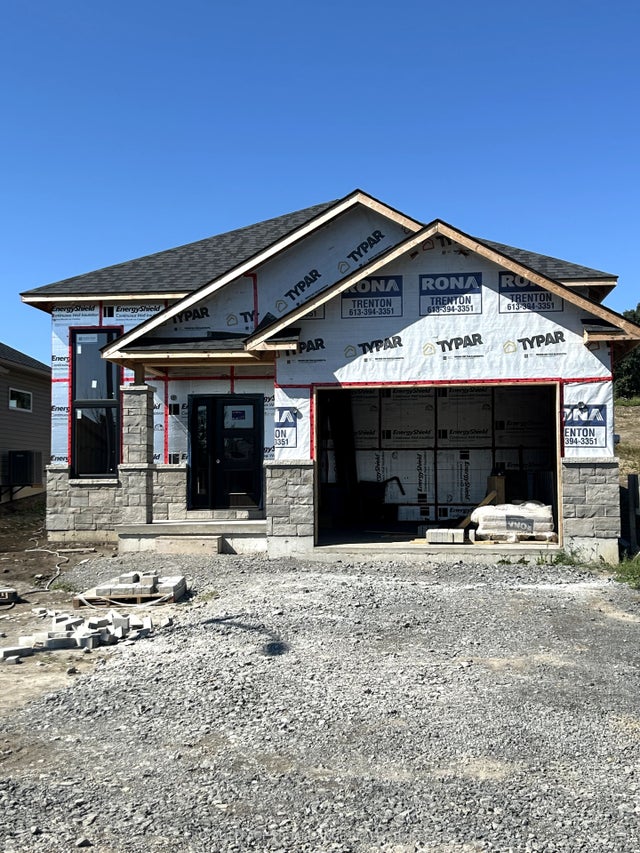 18 Cedarwood Street, Quinte West