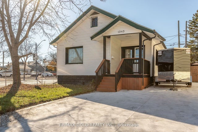 1343 Lillian Avenue N, Windsor
