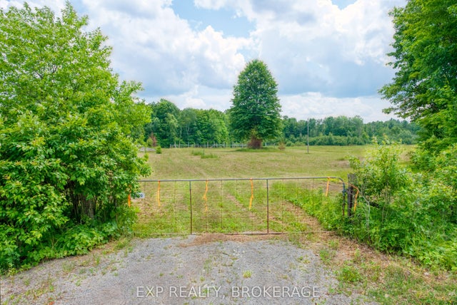 2260 Fifth Lake Road, Frontenac