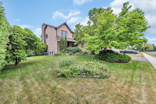 1020 Ambleside Crescent S, Kingston