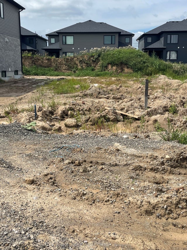 6343 Heathwoods Avenue, London South