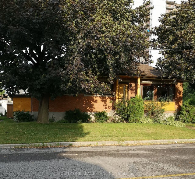 366 Maria Goretti Circle, Vanier and Kingsview Park