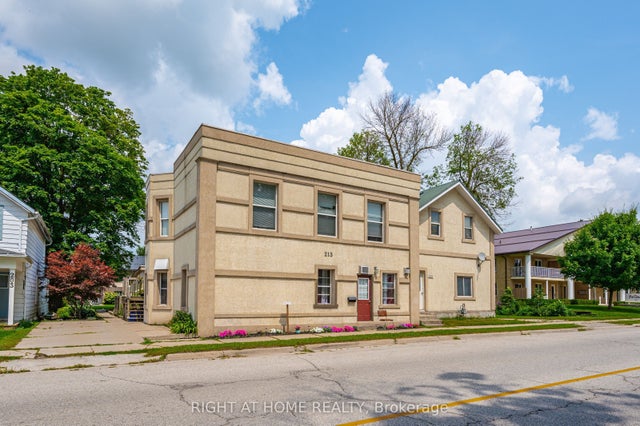 213 Main Street E, Minto
