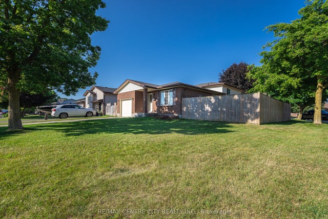 214 Portsmouth Crescent E, London East