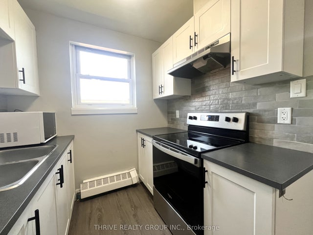 106 King Edward Avenue 11, London South